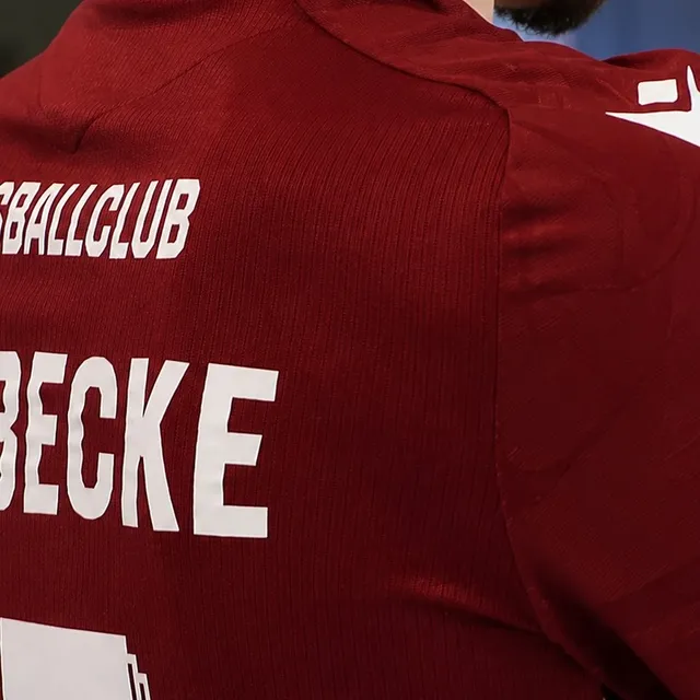 Home Deluxe präsentiert unser neues Heimtrikot für die Saison 2026/2027. 👕

Weiß, Silber, Starkes Design. Der FC spielt diese Saison erneut