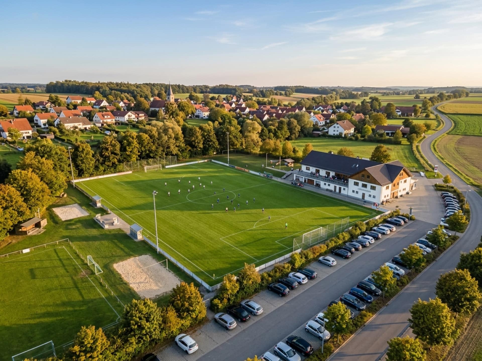 Luftaufnahme des Vereinsgeländes des FC Lübbecke im Abendlicht